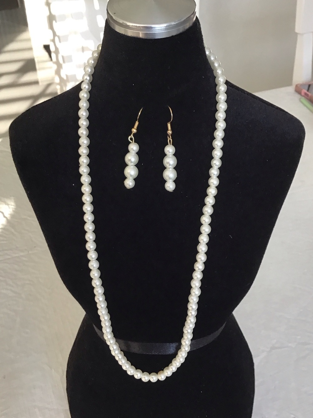 Classic Pearl Necklace and Earrings Set – White Pearls